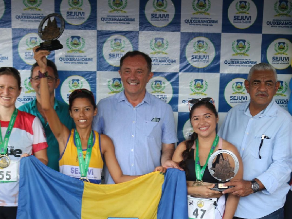 Izianny Tomaz, atleta corredora de Quixeramobim, é campeã da 10ª edição da corrida de Santo Antônio